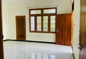 Room in 2 BHK Independent House at Gomti Nagar – for Rent