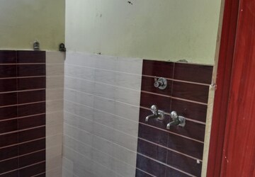 Bathroom in 1.5 BHK Builder Floor at Sector 18 – for Rent