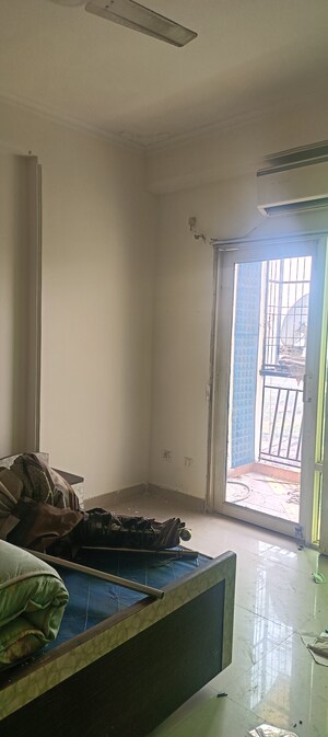 Room in 2 BHK Apartment at Antriksh Golf View, Sector 78 – for Rent