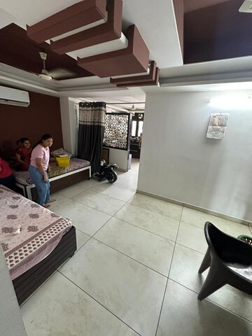 Room in 2 BHK Apartment at Mansarovar – for Rent