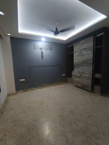 Room in 2.5 BHK Apartment at Navbharat Apartments, Paschim Vihar – for Rent