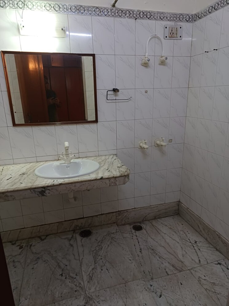 Bathroom, sector 56 1.5 Bedroom 980 Sq.Ft. Villa In Sector 56 Noida 9349604