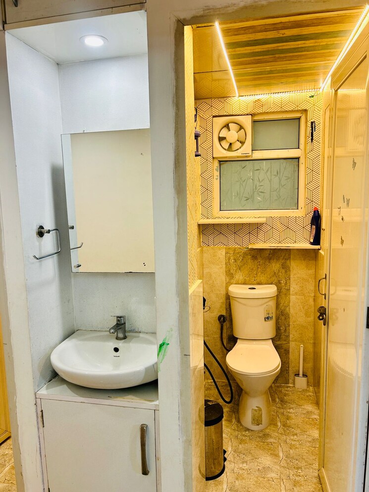 Bathroom, smart-world-gems 2.5 Bedroom 1675 Sq.Ft. Apartment In Sector 89 Gurgaon 9349614