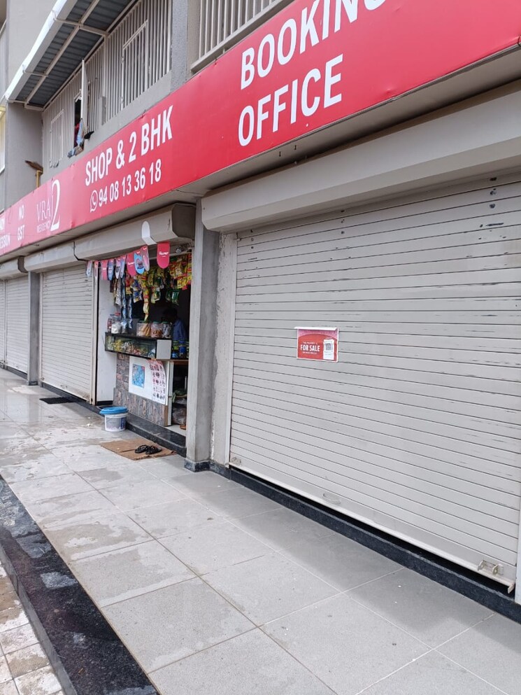  Parking, science city Commercial Showroom 698 Sq.Ft. In Science City Ahmedabad 9349641