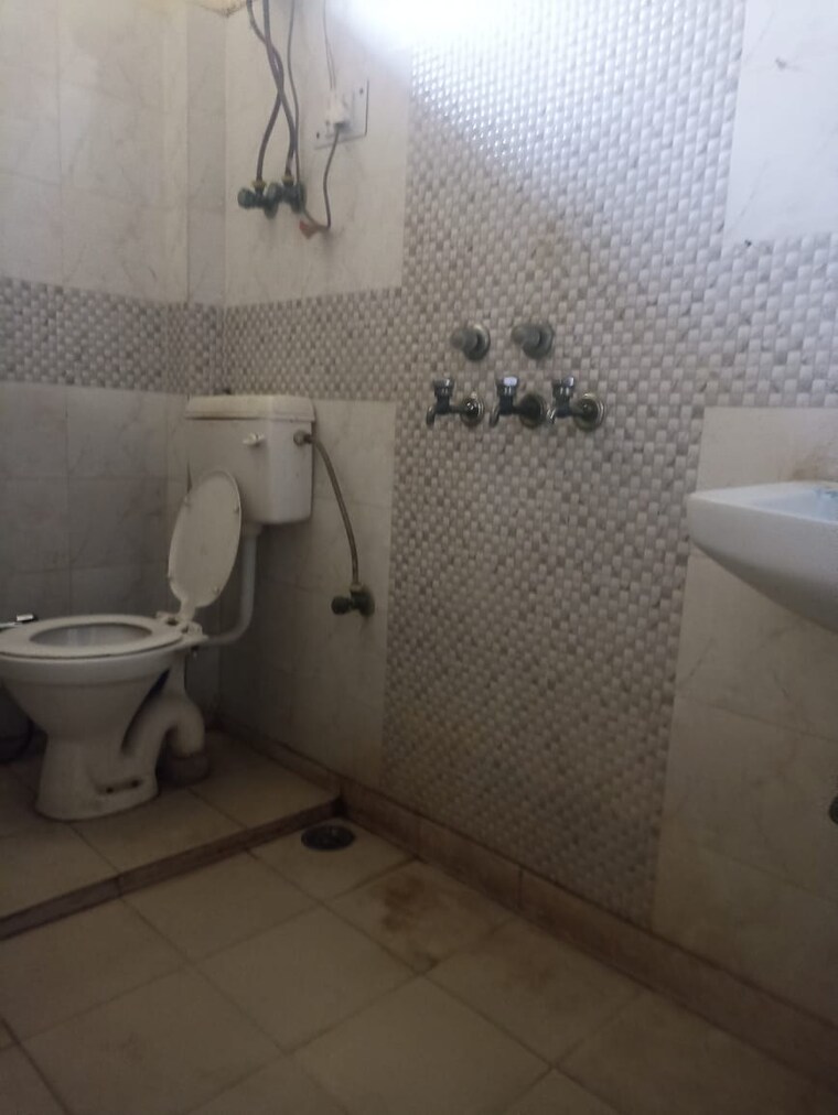 Bathroom, sector 37 1 Bedroom 200 Sq.Ft. Villa In Sector 37 Noida 9349746