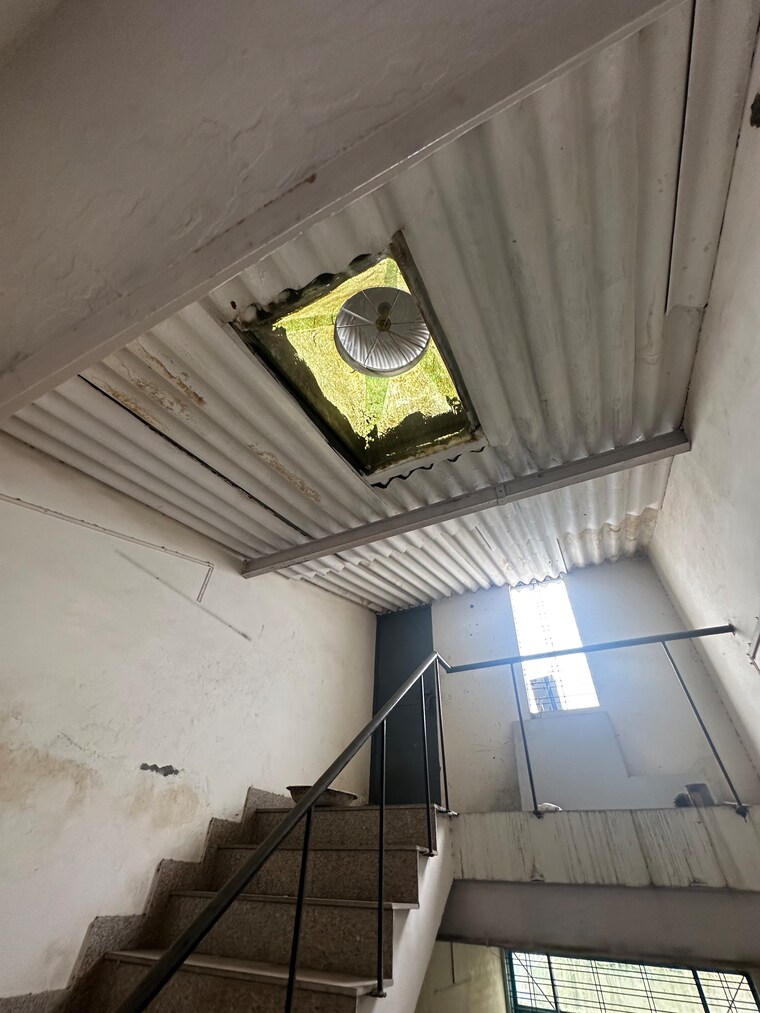 Balcony, dlf industrial area Commercial Warehouse 1500 Sq.Yd. In Dlf Industrial Area Faridabad 9349749