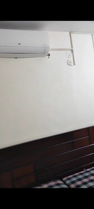 Room in 1.5 BHK Villa at Arun Vihar Sector 37, Sector 37 – for Rent