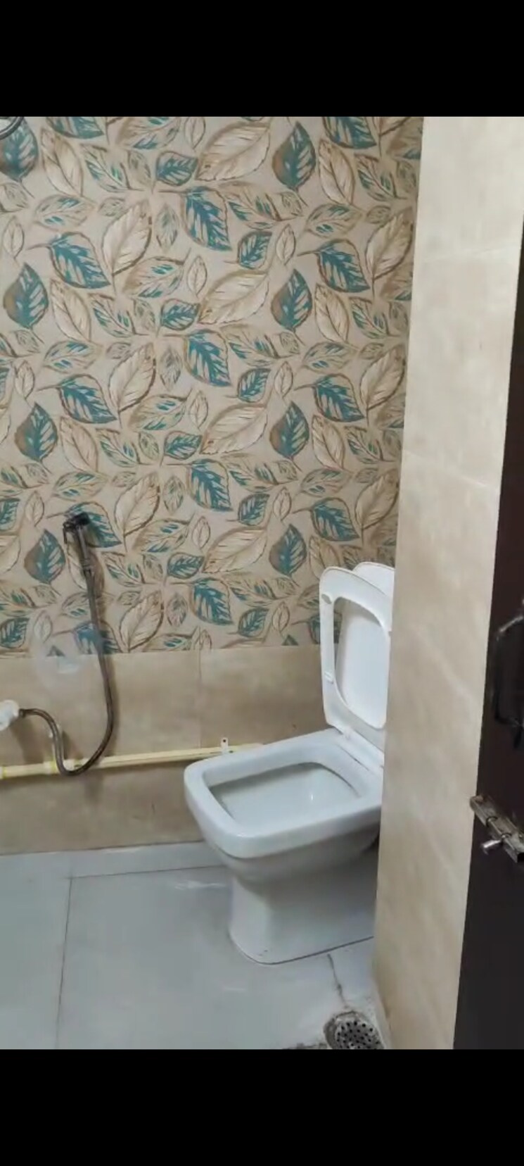 Bathroom, arun-vihar-sector-37 1.5 Bedroom 500 Sq.Ft. Villa In Sector 37 Noida 9349800