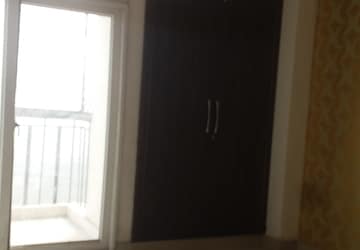 Room in 2 BHK Apartment at Amrapali Zodiac, Sector 120 – for Sale
