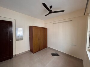 Room in 2 BHK Apartment at Sai Poorna Luxuria, Haralur Road – for Rent