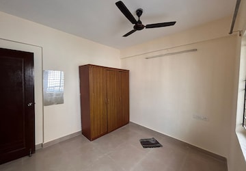 Room in 2 BHK Apartment at Sai Poorna Luxuria, Haralur Road – for Rent