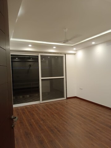Room in 4 BHK Builder Floor at Unitech Arcadia, South City 2 – for Rent