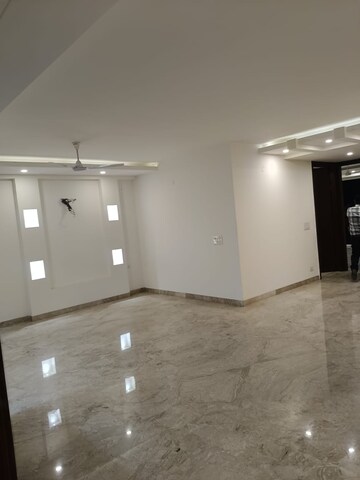 Room in 4 BHK Builder Floor at Unitech Arcadia, South City 2 – for Rent
