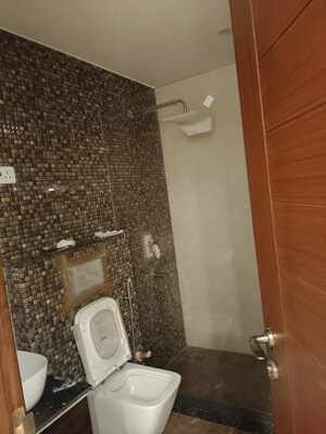 Bathroom in 4 BHK Builder Floor at Unitech Arcadia, South City 2 – for Rent