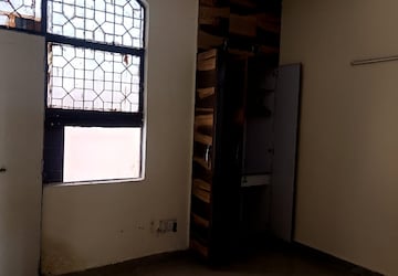 Room in 3 BHK Independent House at RWA Apartments Sector 26, Sector 26 – for Rent
