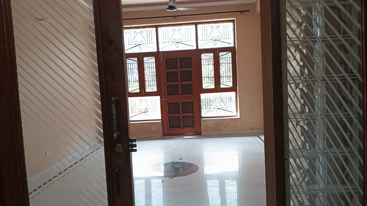 3 BHK + Extra Room Independent House For Rent in RWA Apartments Sector 26