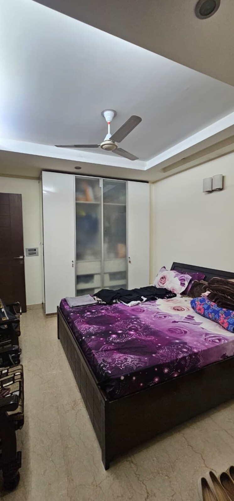 Bedroom, east of kailash 3 Bedroom 200 Sq.Yd. Builder Floor In East Of Kailash Delhi 9349905