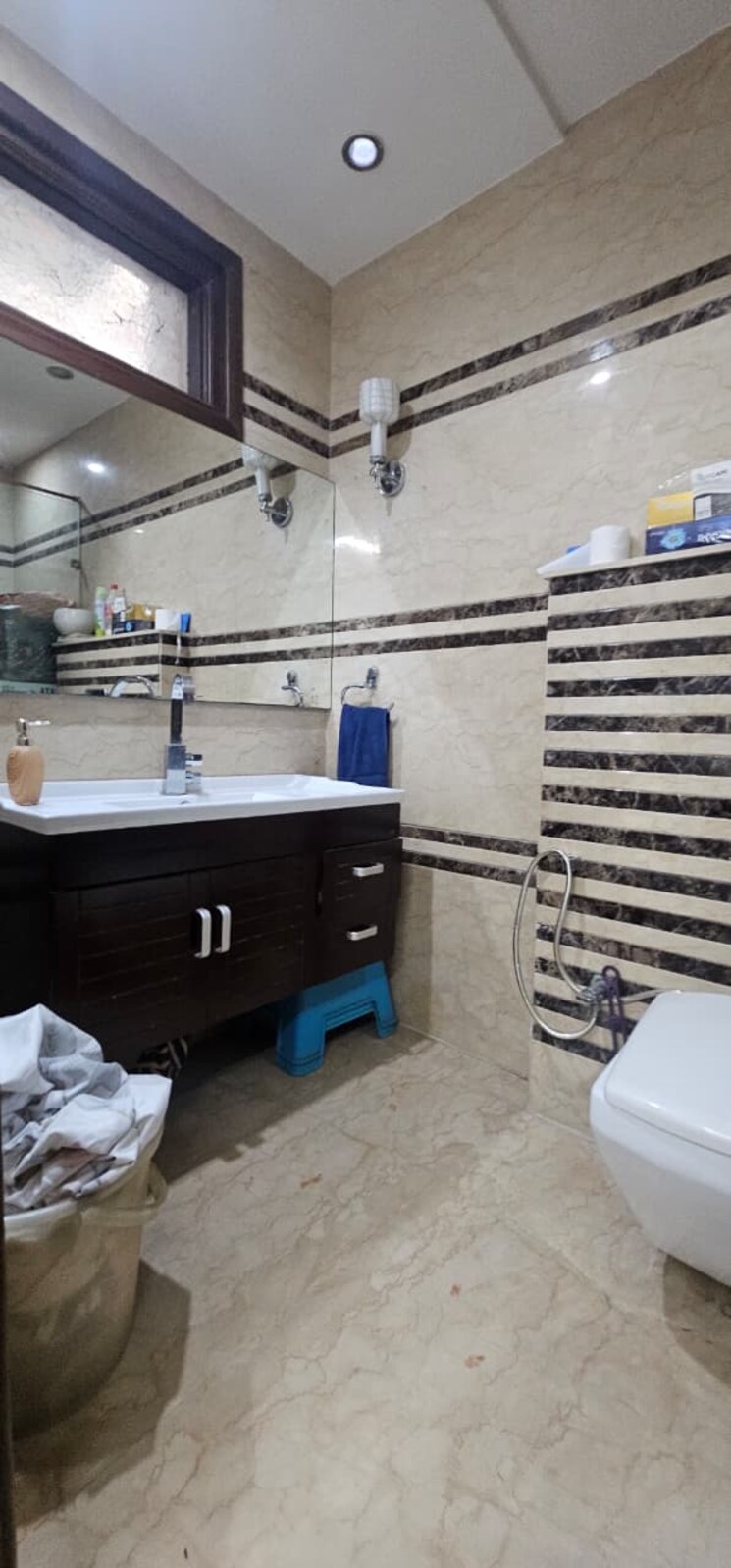 Team Area, east of kailash 3 Bedroom 200 Sq.Yd. Builder Floor In East Of Kailash Delhi 9349905