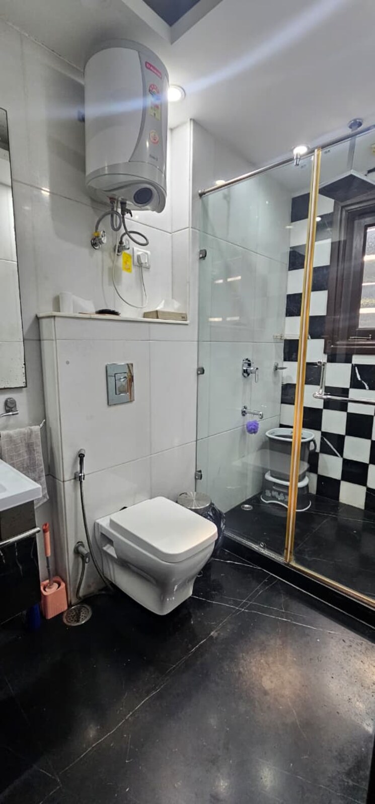 Bathroom, east of kailash 3 Bedroom 200 Sq.Yd. Builder Floor In East Of Kailash Delhi 9349905