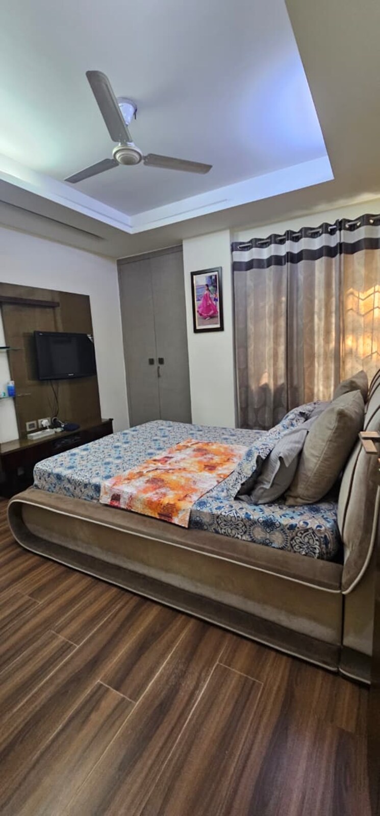 Bedroom, east of kailash 3 Bedroom 200 Sq.Yd. Builder Floor In East Of Kailash Delhi 9349905