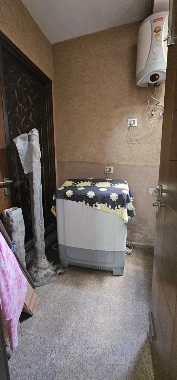 Team Area, east of kailash 3 Bedroom 200 Sq.Yd. Builder Floor In East Of Kailash Delhi 9349905