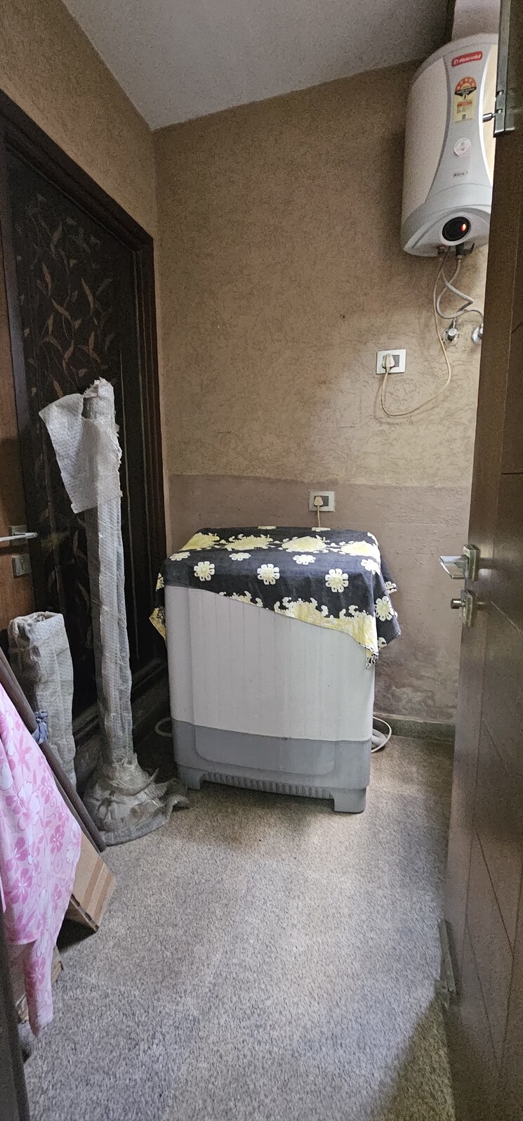 Team Area, east of kailash 3 Bedroom 200 Sq.Yd. Builder Floor In East Of Kailash Delhi 9349905