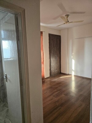 Room in 3 BHK Apartment at Imperia Esfera, Sector 37c – for Rent