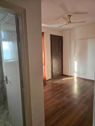 Room in 3 BHK Apartment at Imperia Esfera, Sector 37c – for Rent