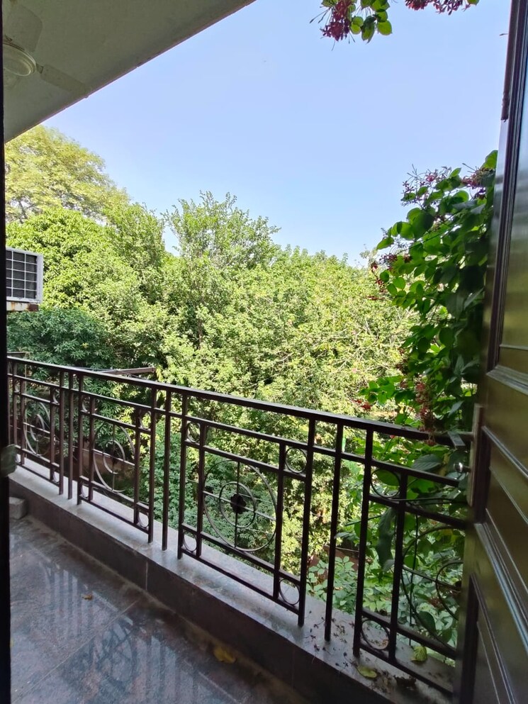 Balcony, greater kailash i 3 Bedroom 208 Sq.Yd. Builder Floor In Greater Kailash I Delhi 9349982