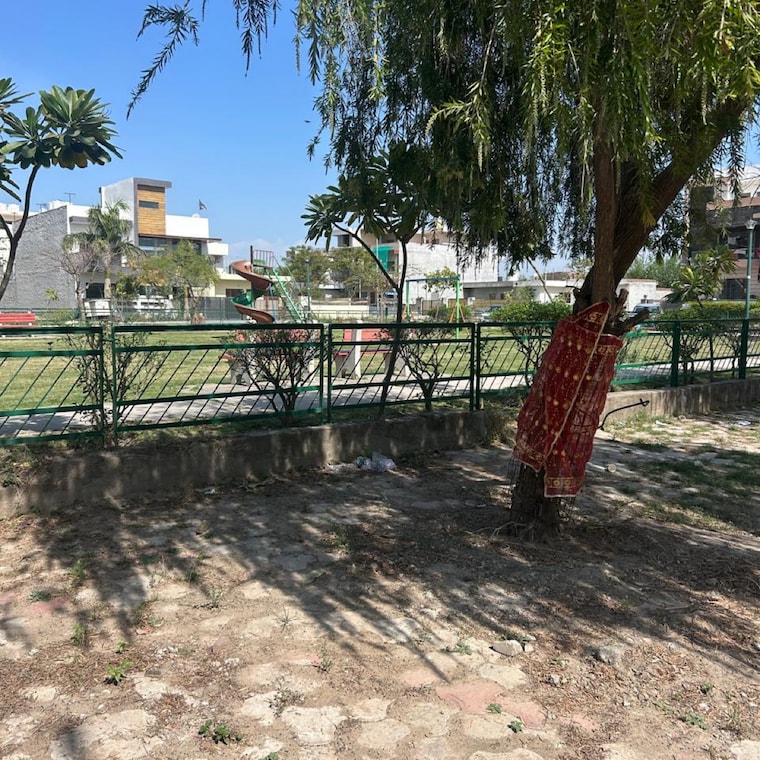 Garden, sector 66 b  300 Sq.Yd. Plot In Sector 66 B Mohali 9350063