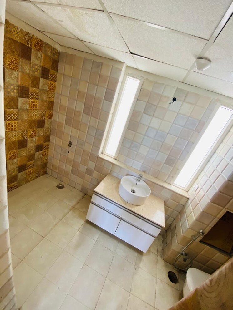 Bathroom, meenal-semeion 3.5 Bedroom 1640 Sq.Ft. Apartment In Sector 41 Faridabad 9350065
