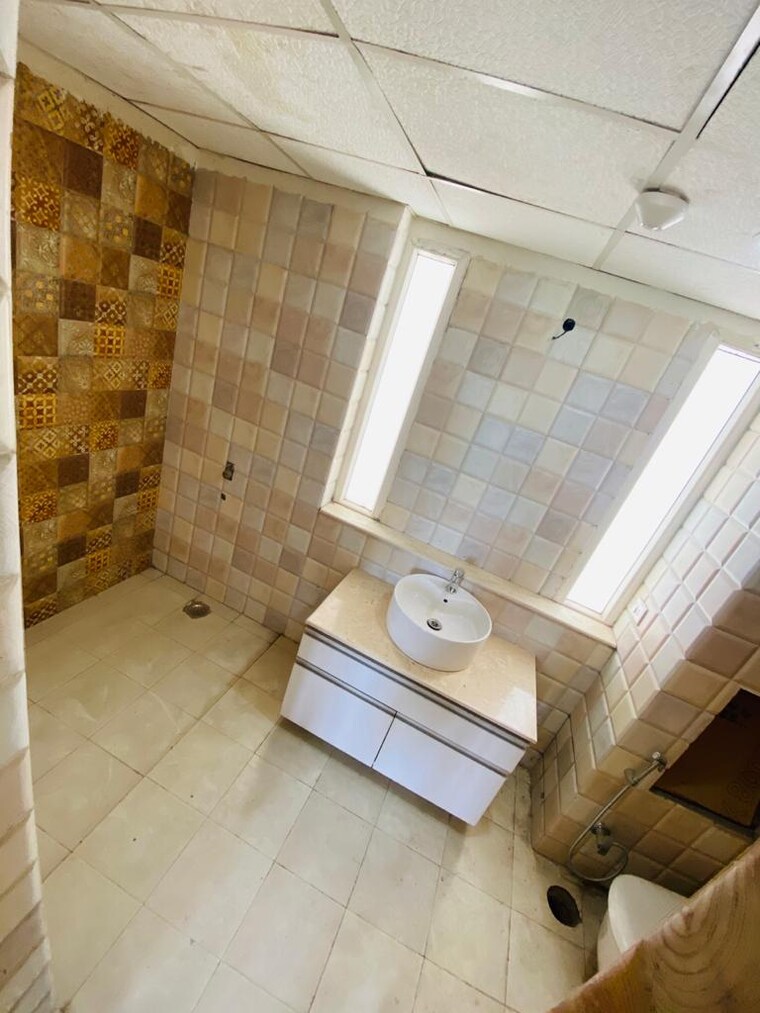 Bathroom, meenal-semeion 3.5 Bedroom 1640 Sq.Ft. Apartment In Sector 41 Faridabad 9350065