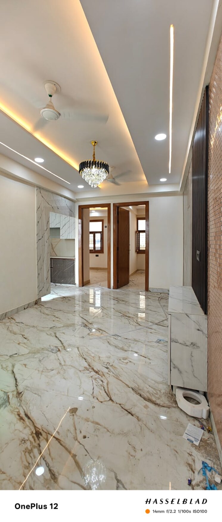 Room, sector 73 2 Bedroom 111 Sq.Yd. Builder Floor In Sector 73 Noida 9350124