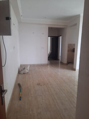 Room in 4 BHK Apartment at Amrapali Heartbeat City, Sector 107 – for Rent