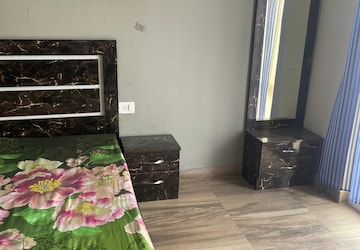 Bedroom in 1 BHK Apartment at Paramount Golfforeste, Zeta I Greater Noida – for Rent