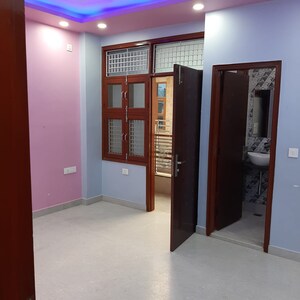 Room in 3 BHK Builder Floor at Dwarka Mor – for Rent