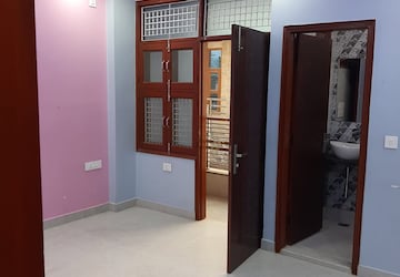 Room in 3 BHK Builder Floor at Dwarka Mor – for Rent