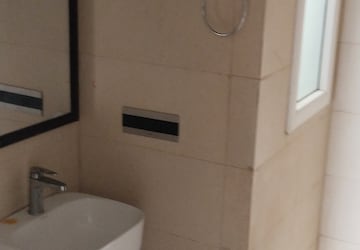 Bathroom in 2.5 BHK Builder Floor at Central Park 3 Flower Valley, Sohna Sector 33 – for Rent
