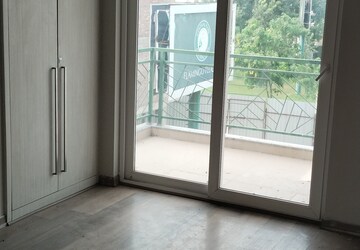 Room in 2.5 BHK Builder Floor at Central Park 3 Flower Valley, Sohna Sector 33 – for Rent