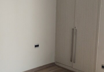 Room in 2.5 BHK Builder Floor at Central Park 3 Flower Valley, Sohna Sector 33 – for Rent