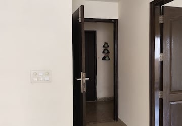 Room in 3 BHK Apartment at Exotica Fresco, Sector 137 – for Rent