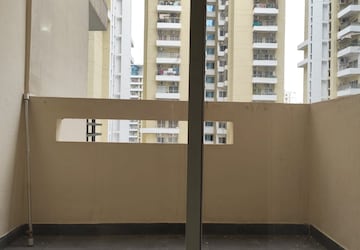 Room in 3 BHK Apartment at Exotica Fresco, Sector 137 – for Rent