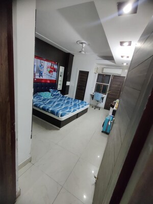 Bedroom in 2 BHK Apartment at Mahanagar – for Rent