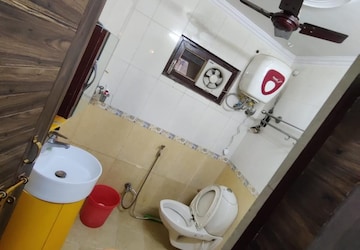 Attached Bathroom in 2 BHK Apartment at Mahanagar – for Rent