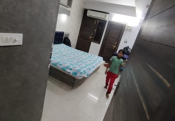 Master Bedroom in 2 BHK Apartment at Mahanagar – for Rent
