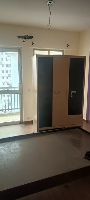 Room in 4 BHK Apartment at Ansal Api Aquapolis, Dundahera – for Rent