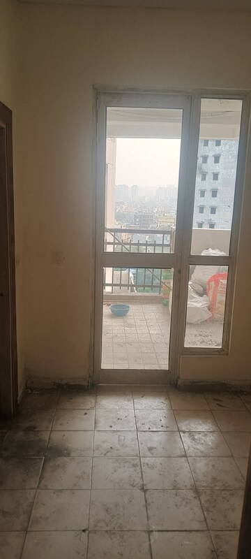 Room in 4 BHK Apartment at Ansal Api Aquapolis, Dundahera – for Rent