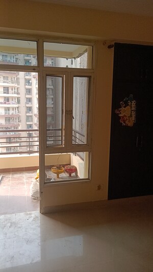 Room in 3 BHK Apartment at Supertech Livingston, Sain Vihar – for Rent