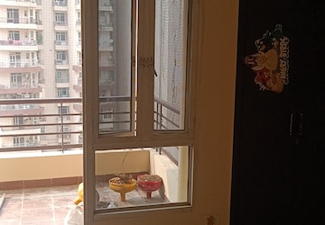 Room in 3 BHK Apartment at Supertech Livingston, Sain Vihar – for Rent
