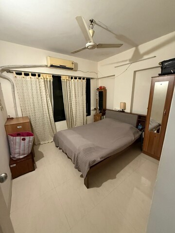 Bedroom in 2 BHK Apartment at Khar West – for Rent